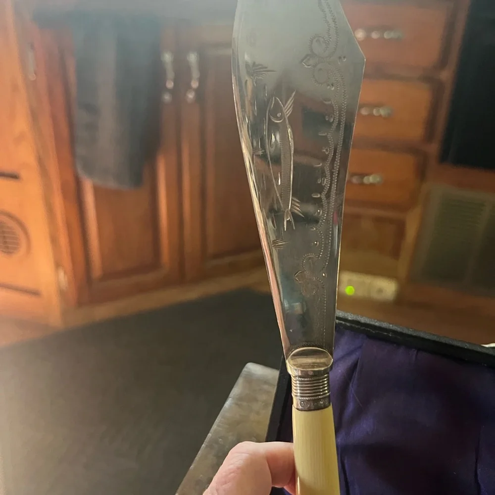 EPNS Vintage Fish Carving Set with Bakelite Cream Handles - Picture 9 of 9